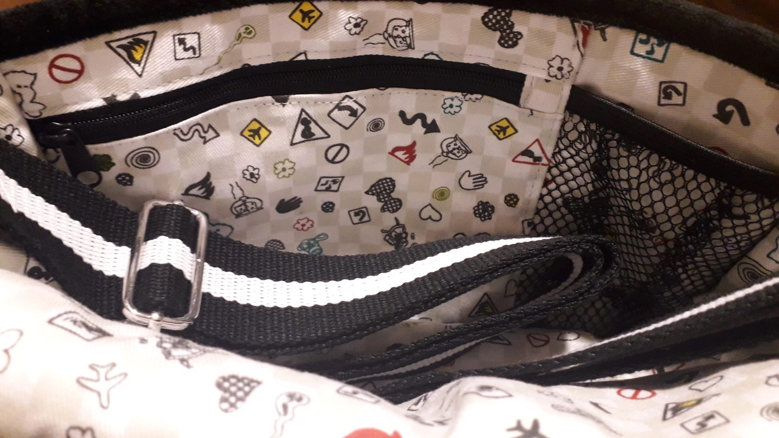 Nici 29938 Schultertasche Umhängetasche Stinktier 24x20cm