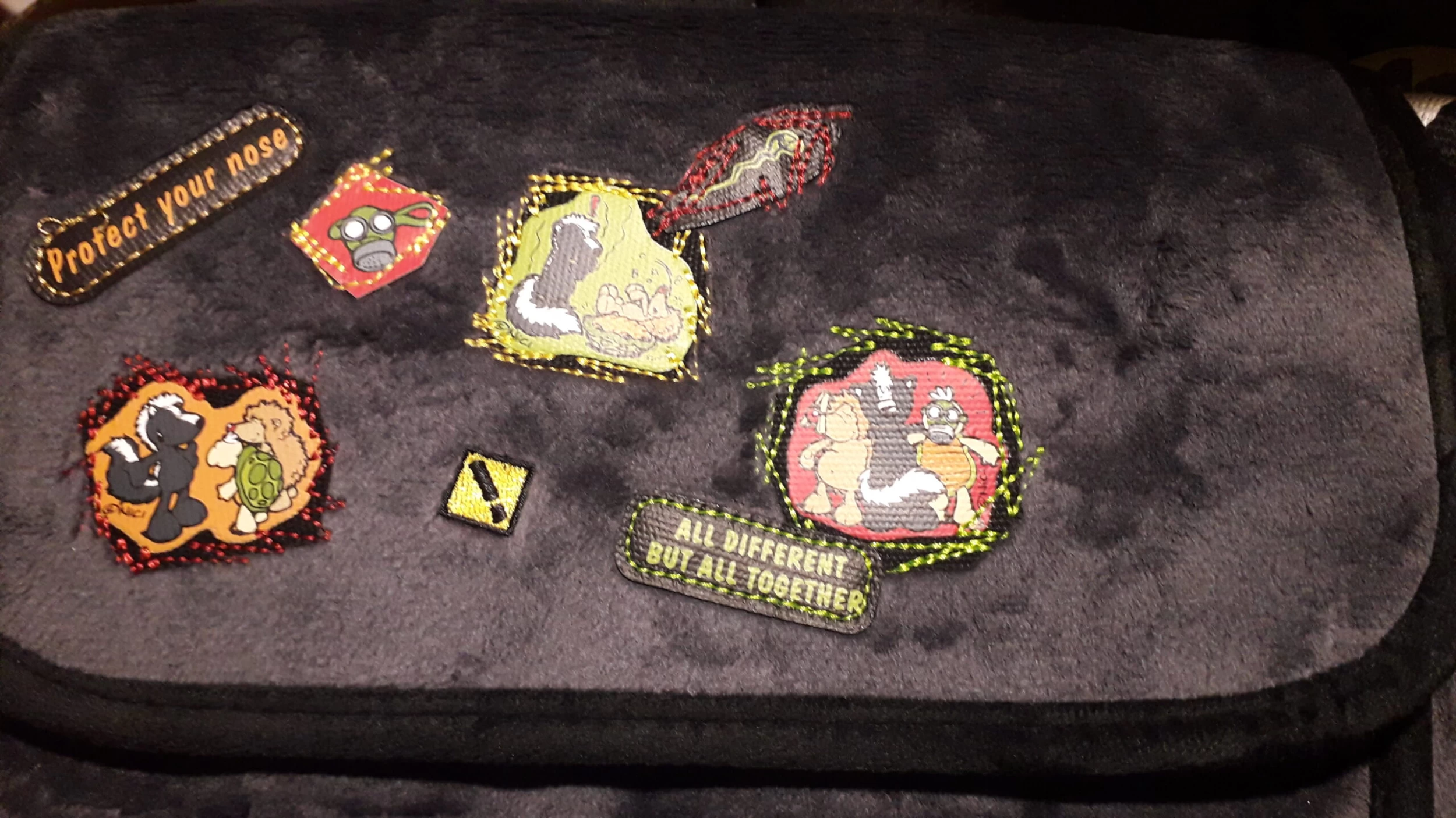 Nici 29938 Schultertasche Umhängetasche Stinktier 24x20cm